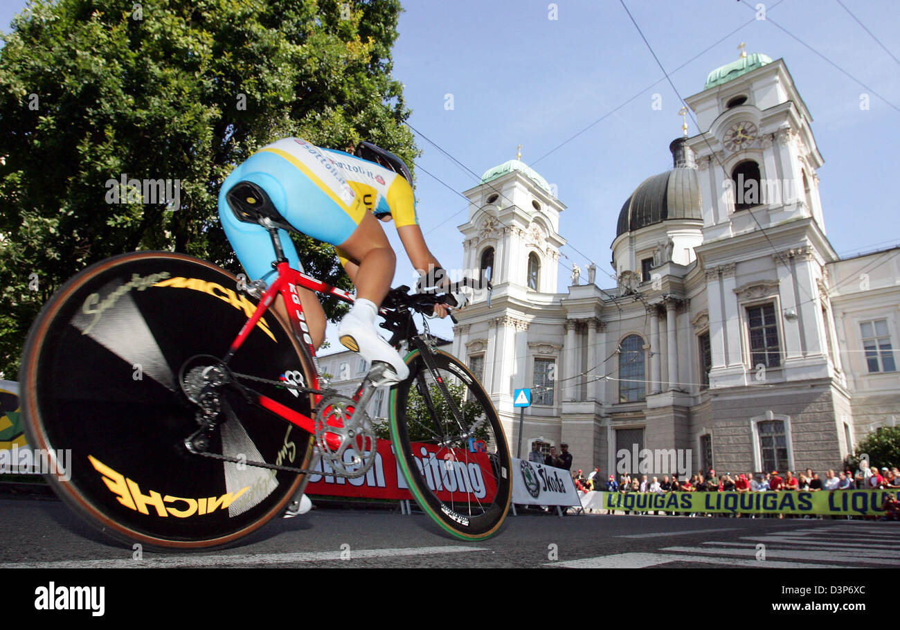 Un ciclista ucraina è raffigurato durante il Campionato del Mondo di Ciclismo 2006 donne tempo elite-trial di Salisburgo, Austria, Mercoledì, 20 settembre 2006. Foto: Gero Breloer Foto Stock