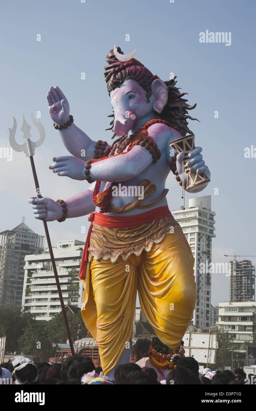 Idol del Signore Ganesha che rappresentano il Signore Shiva alla cerimonia di immersione, Mumbai, Maharashtra, India Foto Stock