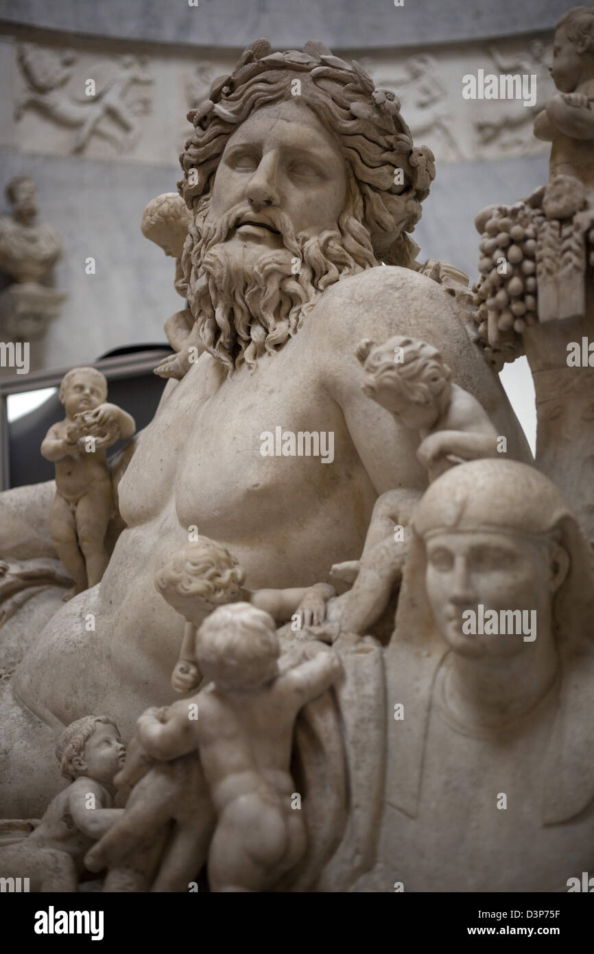 Statue di antiche divinità in mostra al Museo del Vaticano a Roma Italia Foto Stock