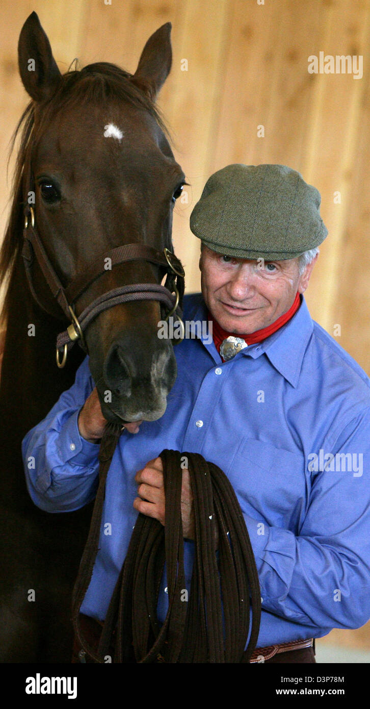 Noi Monty Roberts, aka "il cavallo whisperer", raffigurato con un cavallo a Bad Saarow, Germania, Domenica, 24 settembre 2006. L'Andrea Kutsch Academy è stato aperto il giorno attuale. Kutsch è stato il primo studioso tedesco di fama internazionale specialista del cavallo. L'Accademia è un ente privato fornendo un unico concetto educativo nel cavallo gli studi di comunicazione. I tre-Sì Foto Stock