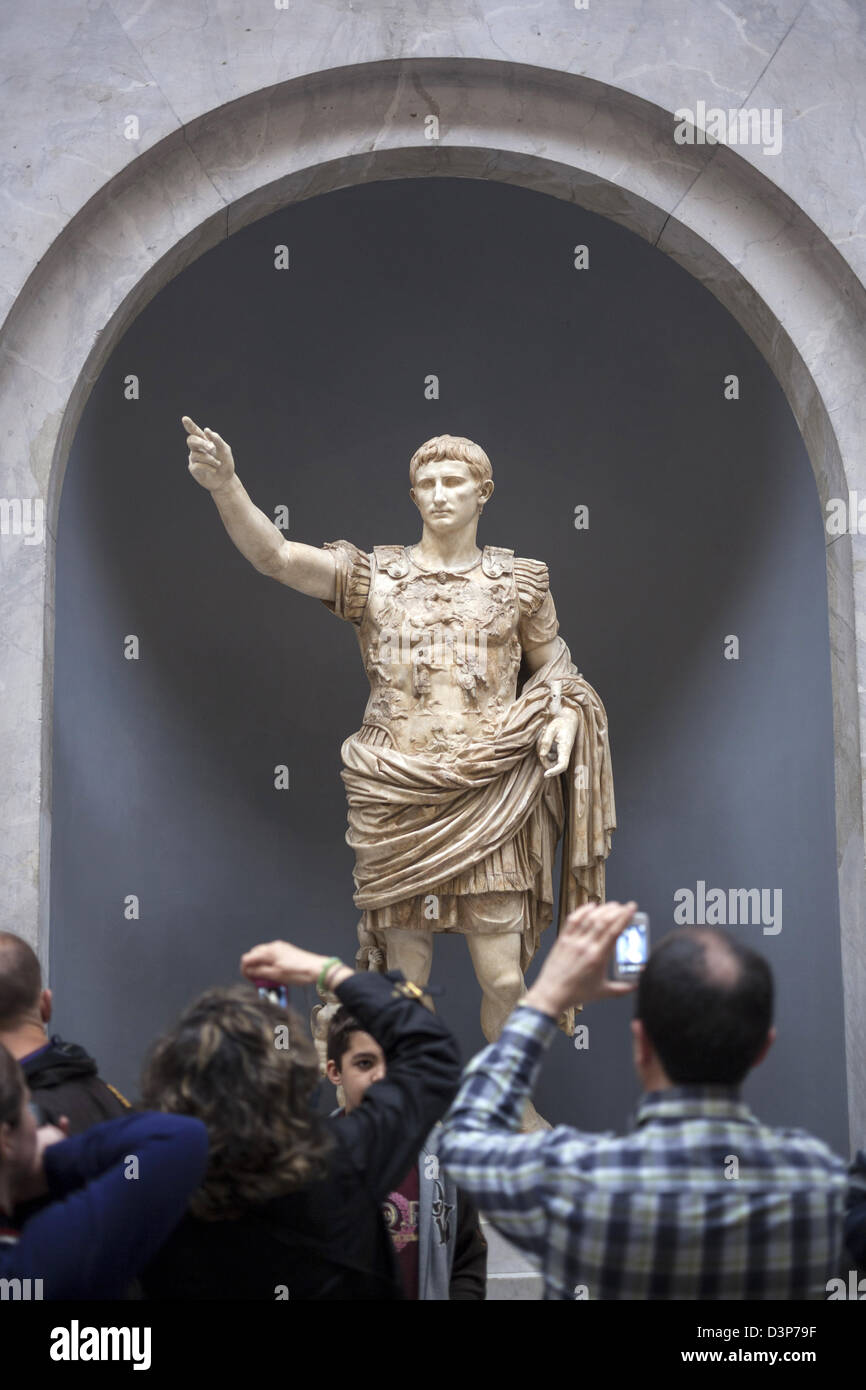 Le gallerie di scultura romana classica del Museo Vaticano di Roma mostrano divinità ed imperatori tra le sculture Foto Stock