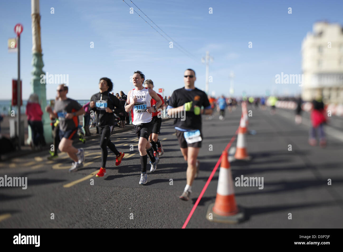 Concorrenti e fund-raisers' prendere parte al Brighton mezza maratona nel febbraio 2013 Foto Stock