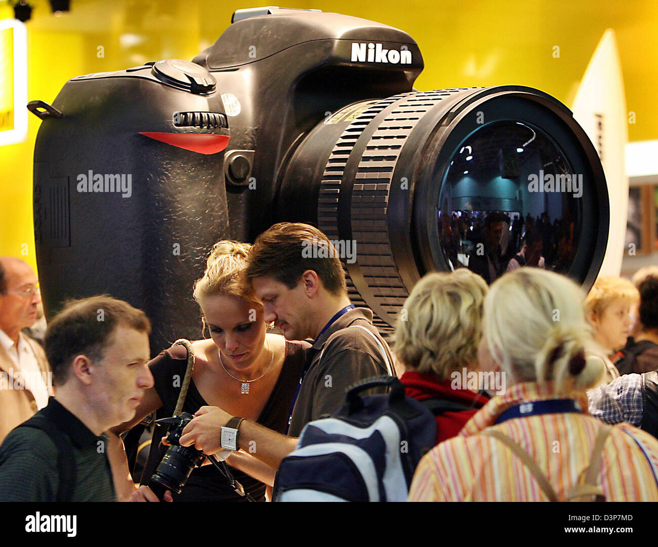 I visitatori a Photokina prova una Nikon D80 a Colonia, Germania, martedì, 26 settembre 2006. Il più grande del mondo di fotografia trade fair avrà luogo fino al 01 ottobre 2006. Foto: Oliver Berg Foto Stock