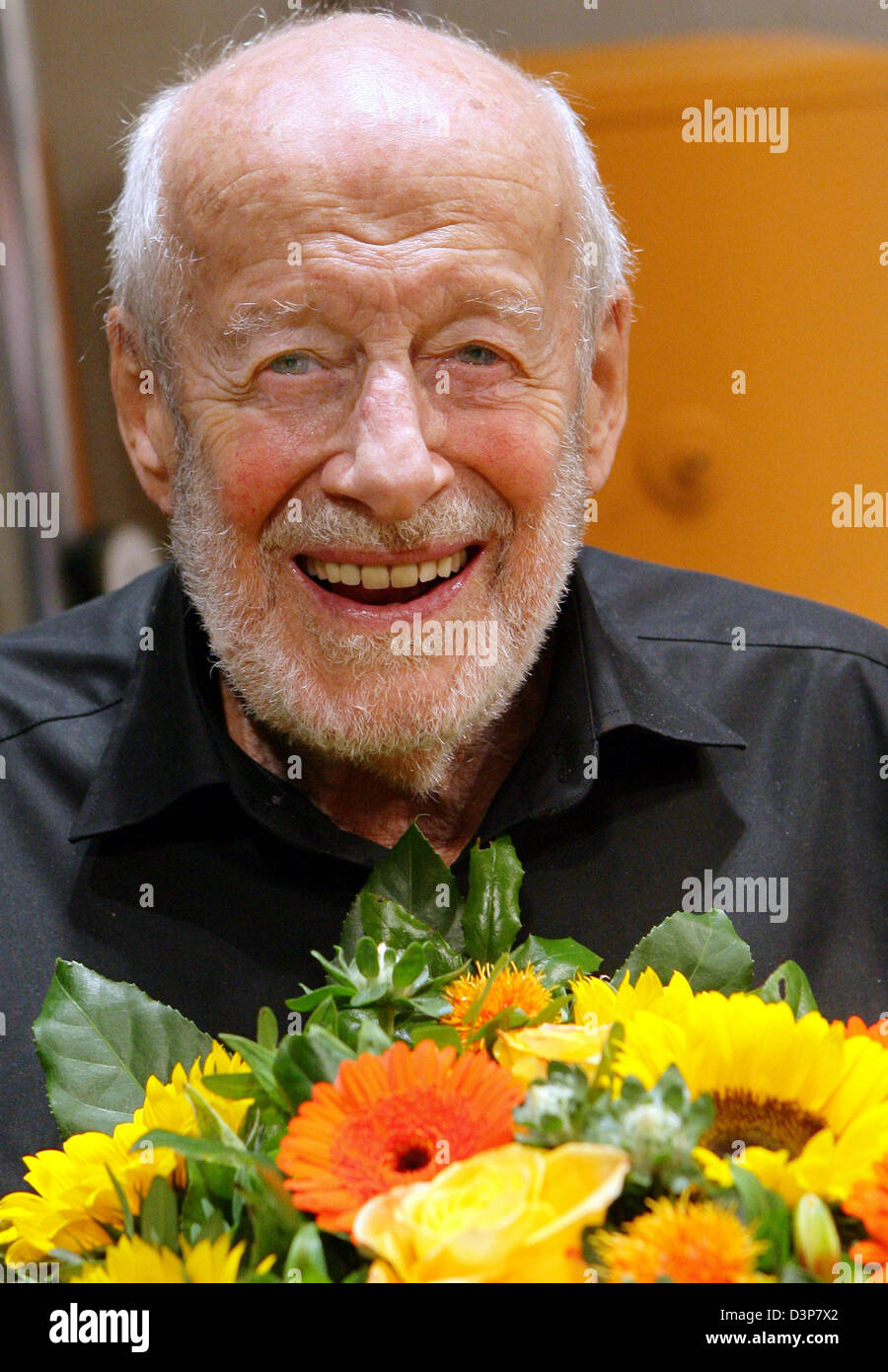 Attore Wolfgang Spier risate durante una conferenza stampa presso il Theater am Kurfürstendamm di Berlino, Germania, Mercoledì, 27 settembre 2006. Il teatro festeggia il suo 85. anniversario e Spier diventa 86 anni lo stesso giorno. La sua celebrazione è il 08 ottobre 2006 nel teatro. Foto: Jens Kalaene Foto Stock