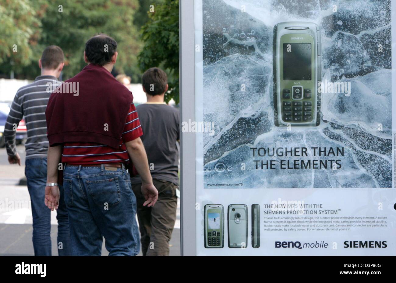I dipendenti di Taiwan a base di produttore di elettronica BenQ a piedi passato un annuncio della loro azienda nel Kamp-Lintfort, Germania, giovedì 28 settembre 2006. L'ex-Siemens cellulare la produzione è di circa per ripiegare solo un anno dopo l'acquisto. Secondo un portavoce di Monaco di Baviera, il tedesco subcompany è atteso a file per insolvenza entro pochi giorni. La società madre Foto Stock