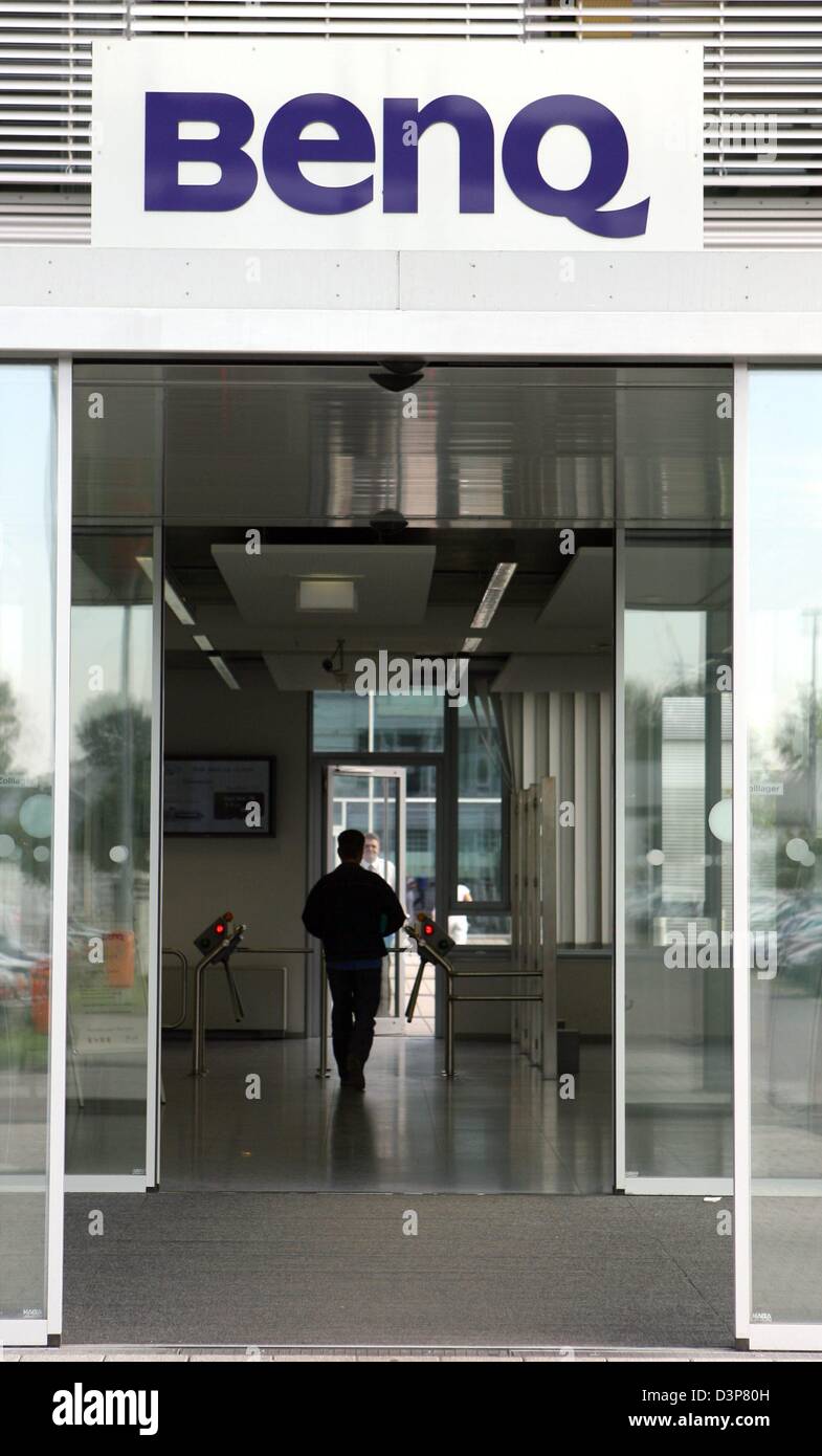 Un dipendente di Taiwan a base di produttore di elettronica BenQ entra nel suo luogo di lavoro in Kamp-Lintfort, Germania, giovedì 28 settembre 2006. L'ex-Siemens cellulare la produzione è di circa per ripiegare solo un anno dopo l'acquisto. Secondo un portavoce di Monaco di Baviera, il tedesco subcompany è atteso a file per insolvenza entro pochi giorni. La società madre di Taiwan ha dichiarato Foto Stock