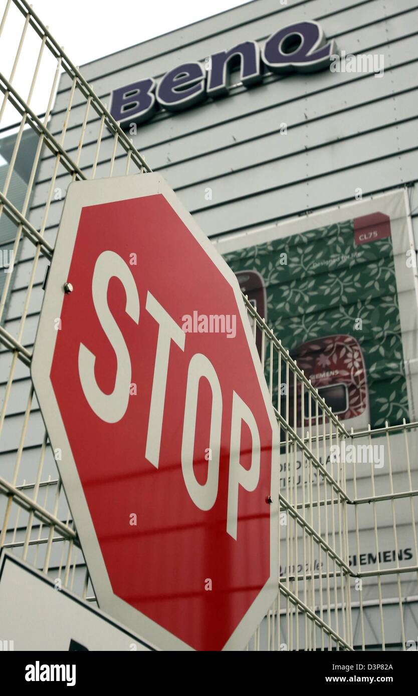 La foto mostra un simbolo di arresto di fronte al produttore di elettronica BenQ in fabbrica in Kamp-Lintfort, Germania, venerdì 29 settembre 2006. L'ex-Siemens cellulare la produzione è di circa per ripiegare solo un anno dopo l'acquisizione da parte di Taiwan-basato BenQ. Secondo un portavoce di Monaco di Baviera, il tedesco subcompany è atteso a file per insolvenza entro pochi giorni. La madre Foto Stock