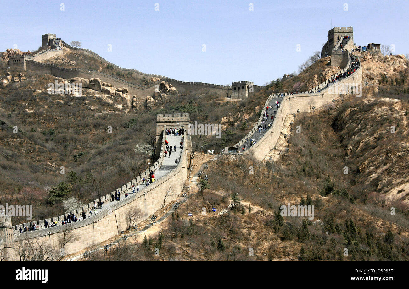 (Dpa file) i visitatori a piedi lungo una parte rinnovata della Grande Muraglia nei pressi della capitale Pechino, Cina, martedì 11 aprile 2006. La Grande Muraglia della Cina è la più lunga del mondo man-made struttura, si estende su una distanza di 6 mila chilometri. La costruzione è iniziata durante la Qin-Dynasty (III secolo A.C. e continuata per un periodo di molti secoli. La Cina è il più popoloso paese in Foto Stock