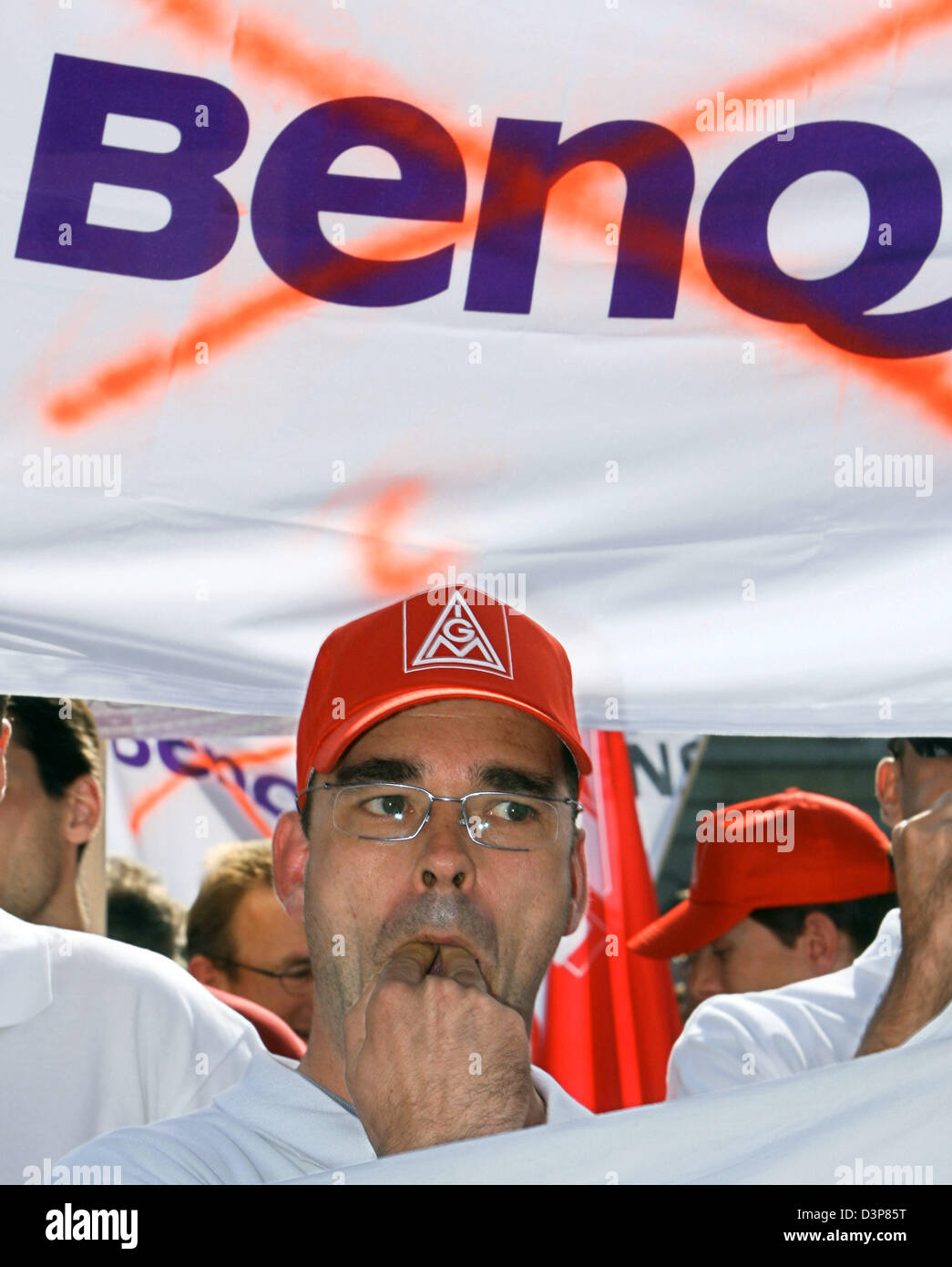 I dipendenti di produttore di elettronica BenQ protestare presso la Siemens sede di Monaco di Baviera, Germania, venerdì 29 settembre 2006. Secondo un portavoce di Monaco di Baviera il tribunale distrettuale, ex Siemens cellulare depositata di produzione per insolvenza presso il tribunale locale e oggi, dopo solo un anno dall'acquisizione da parte di Taiwan-basato BenQ. 3.000 dipendenti in Monaco di Baviera, Bocholt e Kamp-Lintfort sono Foto Stock