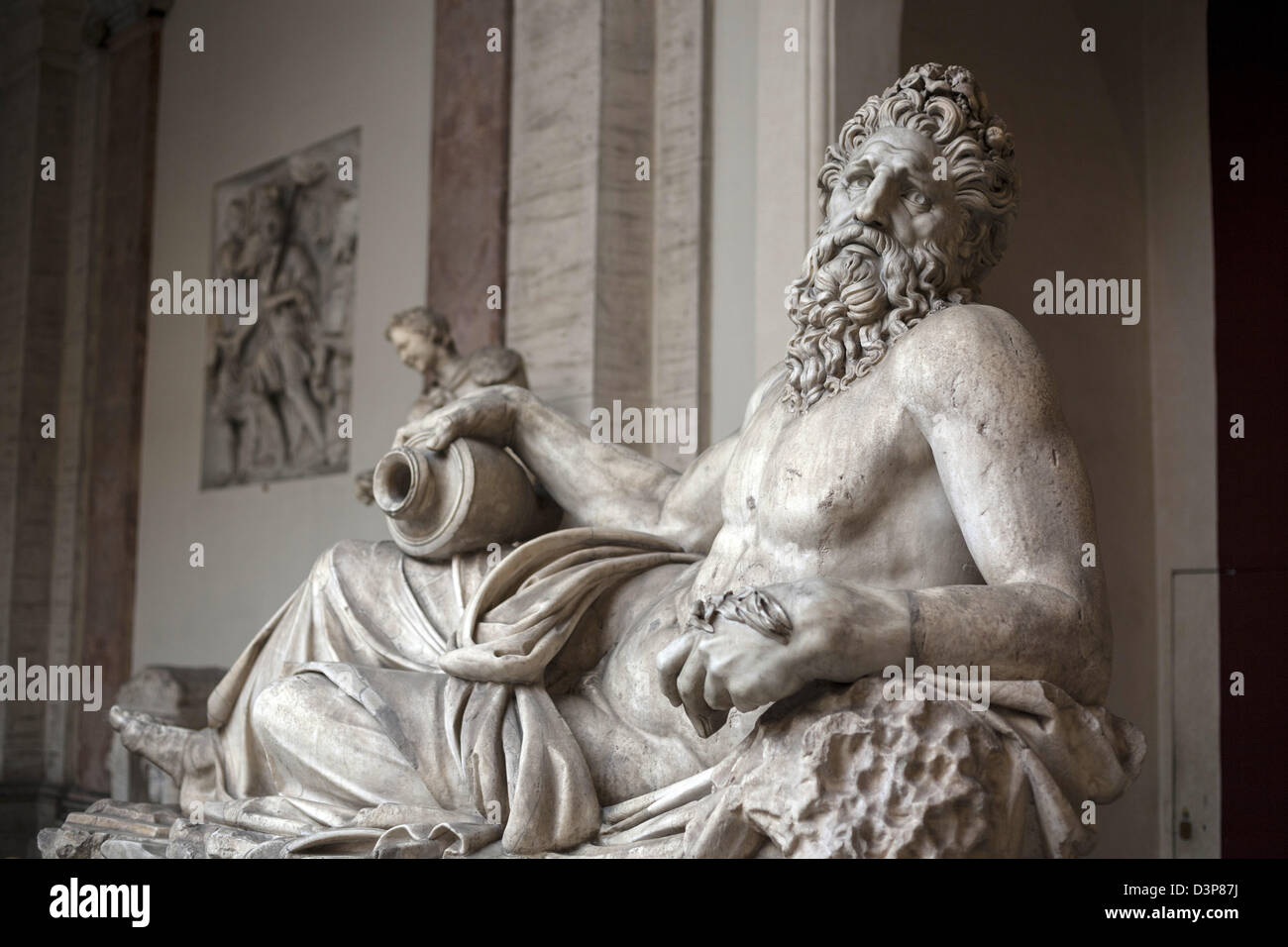 Statue di antiche divinità in mostra al Museo del Vaticano a Roma Italia Foto Stock