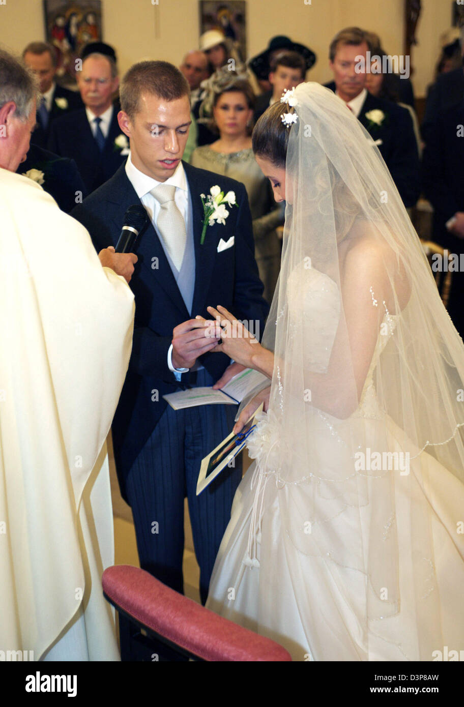 Sposa Tessy Antony e lo sposo il Principe Luigi di Lussemburgo scambiare gli anelli al matrimonio chiesa in GILSDORF, Lussemburgo, Venerdì, 29 settembre 2006. I due sono una coppia per due anni. Il loro figlio Gabriele è stato dato nascita nel marzo 2006. Il principe Luigi, terzo figlio del Grandduke, eroga con la successione al trono ma rimane membro della famiglia reale di continuare a tenere il titl Foto Stock