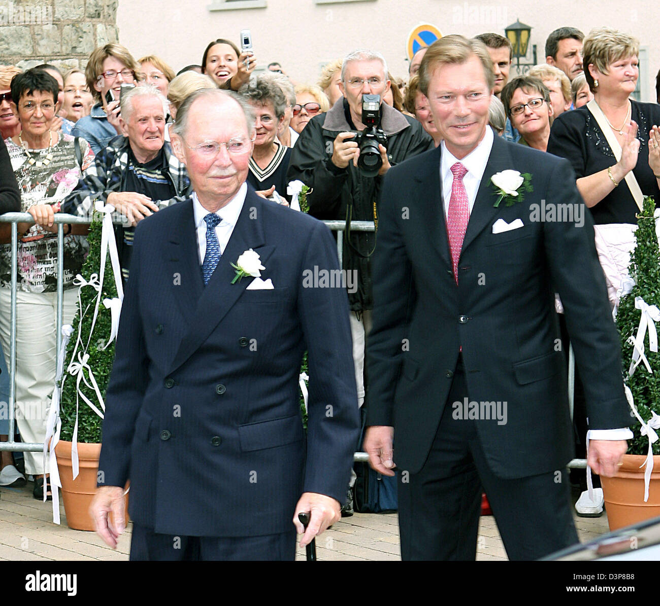 Grandduke Jean del Lussemburgo (L) e suo figlio Grandduke Henri di Lussemburgo arrivare al matrimonio chiesa Principe Louis di Lussemburgo e Tessy Antony in GILSDORF, Lussemburgo, Venerdì, 29 settembre 2006. I due sono una coppia per due anni. Il loro figlio Gabriele è stato dato nascita nel marzo 2006. Il principe Luigi, terzo figlio del Grandduke, eroga con la successione al trono ma rimane mem Foto Stock