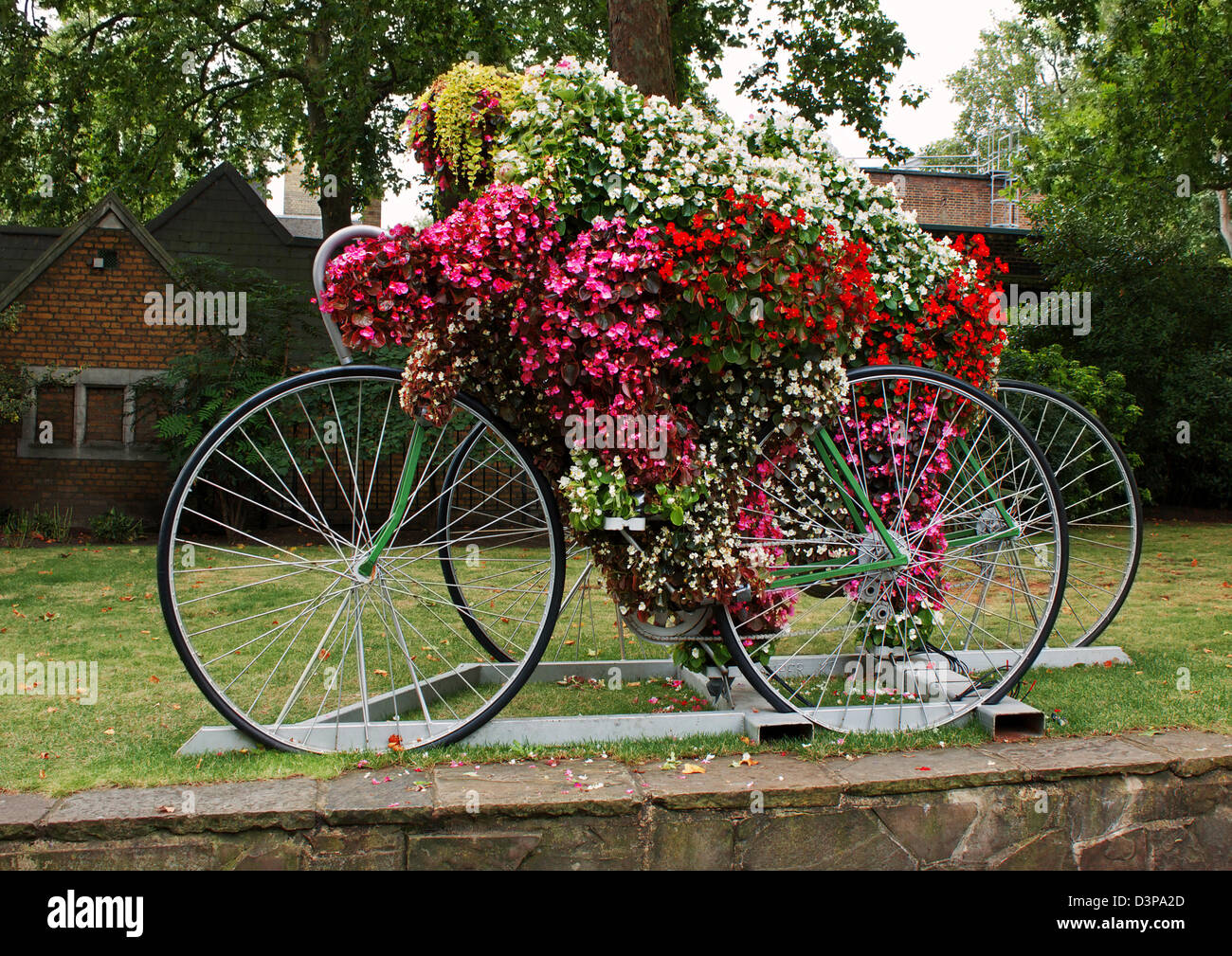 Le biciclette con i piloti hanno fatto di fiori, Victoria Embankment Gardens, Londra Foto Stock