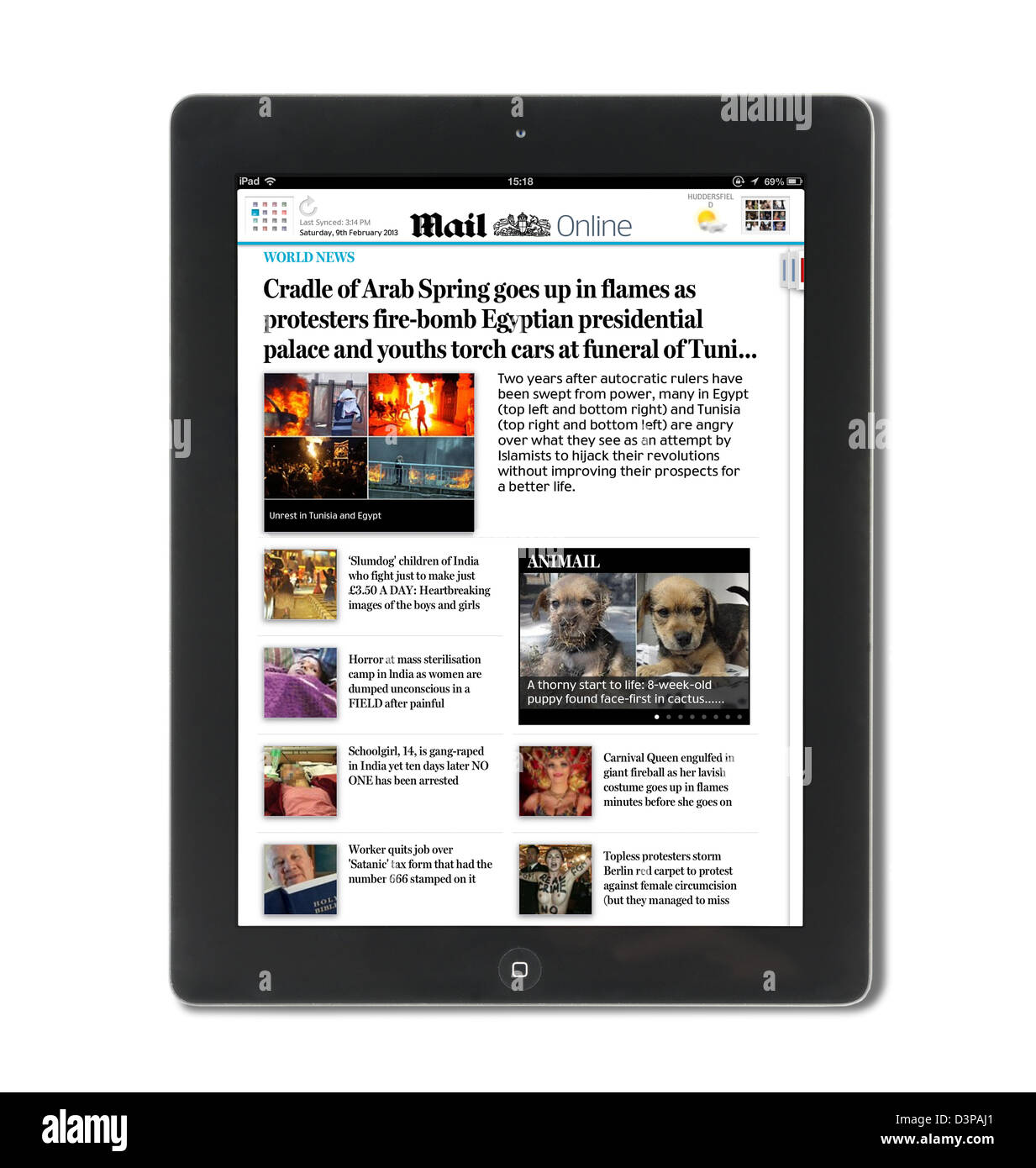 Utilizzando il Daily Mail app per leggere le mail giornale online su una quarta generazione di iPad, REGNO UNITO Foto Stock