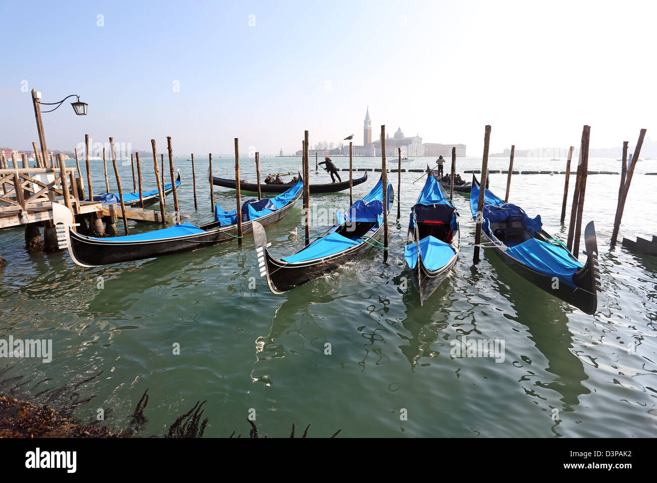 Gondole attraccate e San Giorgio Maggiore a Venezia, Italia Foto Stock