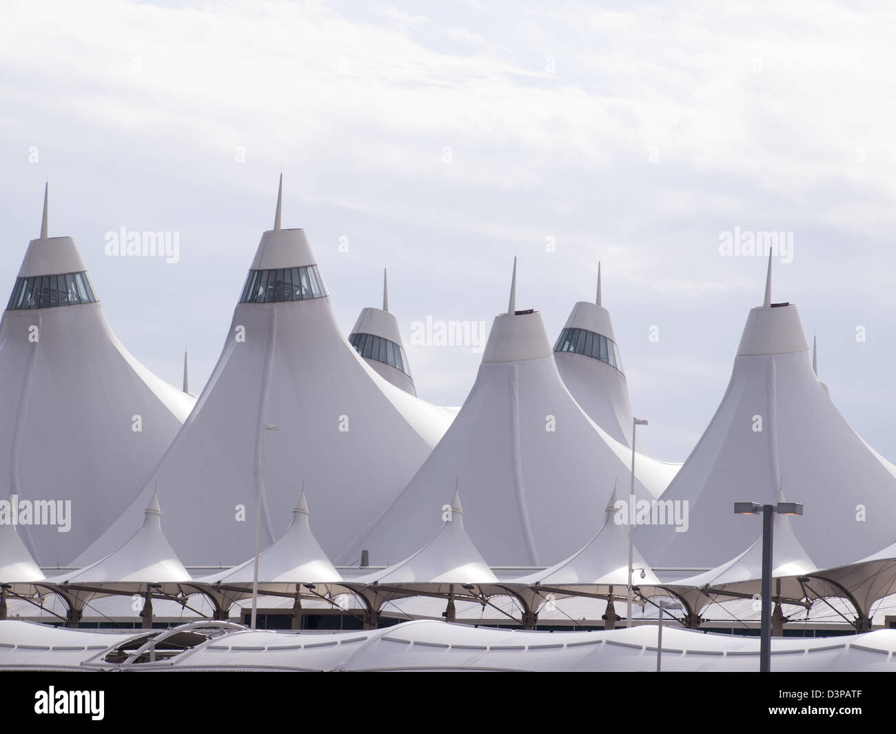 Aeroporto Internazionale di Denver ben noto per tetto a falde. Design del tetto è riflettere montagne innevate. Foto Stock