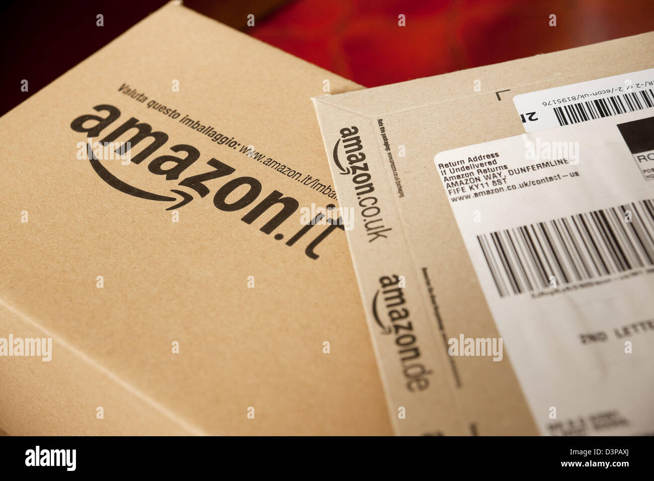 Primo piano di Amazon on line casella di consegna per gli acquisti a casa  Pacchetti pacchi Inghilterra Regno Unito GB Gran Bretagna Foto stock - Alamy