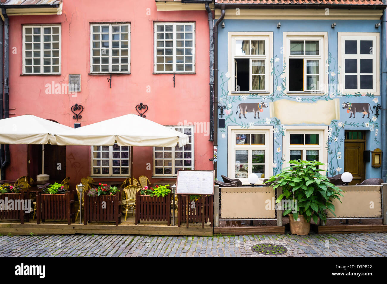 Caffetteria esterna tradizionale nella città vecchia in Europa Foto Stock