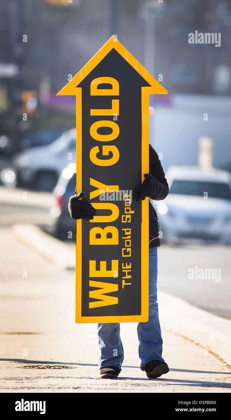 ARLINGTON, VIRGINIA, Stati Uniti d'America - detiene la donna abbiamo comprare oro segno sul marciapiede per attirare i clienti. Foto Stock