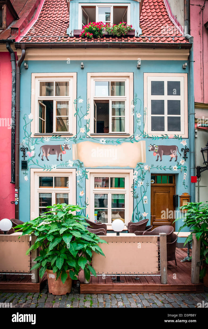 Caffetteria esterna tradizionale nella città vecchia in Europa Foto Stock