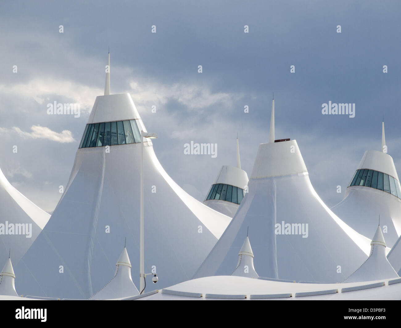 Aeroporto Internazionale di Denver ben noto per tetto a falde. Design del tetto è riflettere montagne innevate. Foto Stock