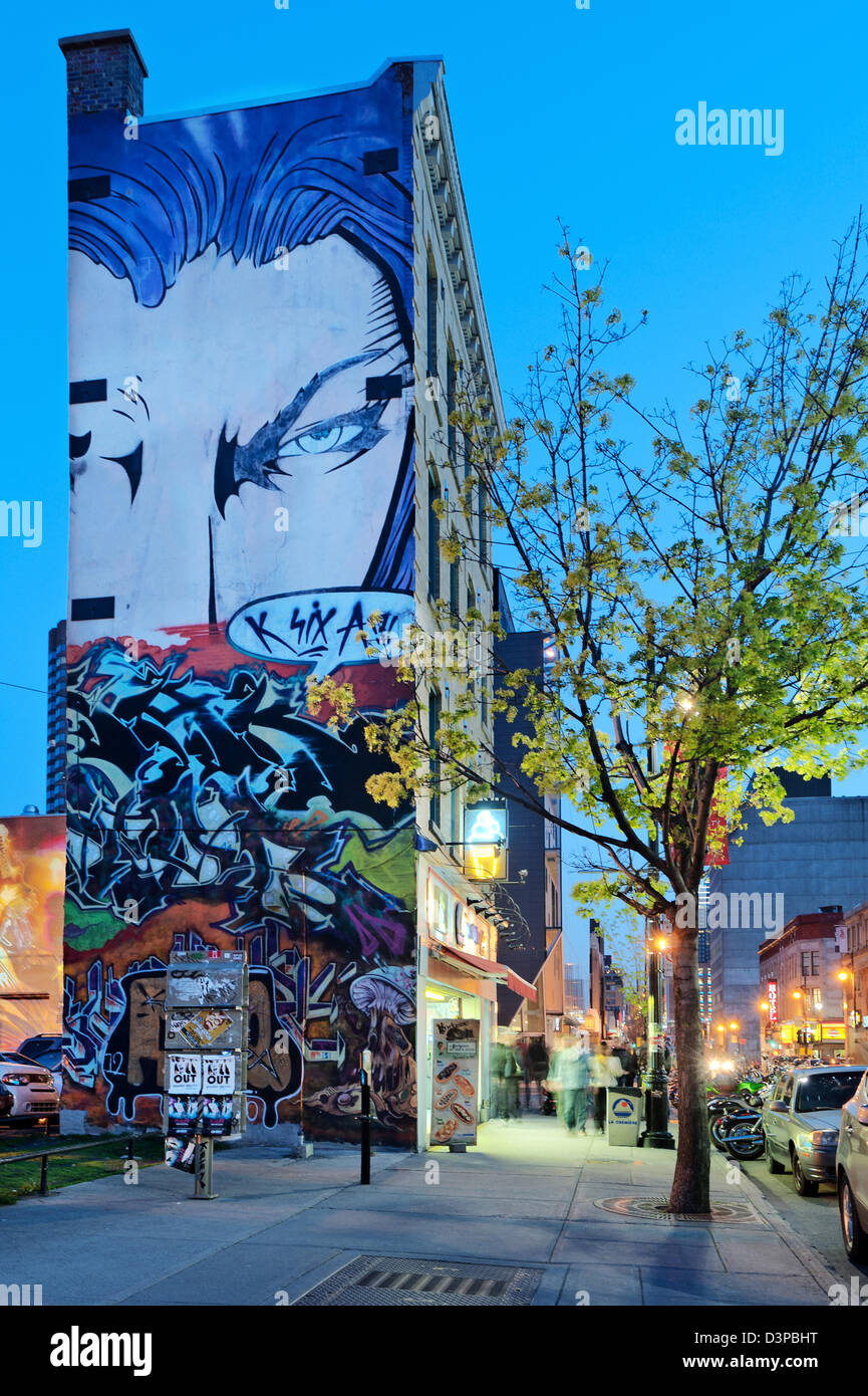 Murale nel Quartier des occhiali, rue Sainte Catherine, del centro cittadino di Montreal, Quebec, Canada Foto Stock