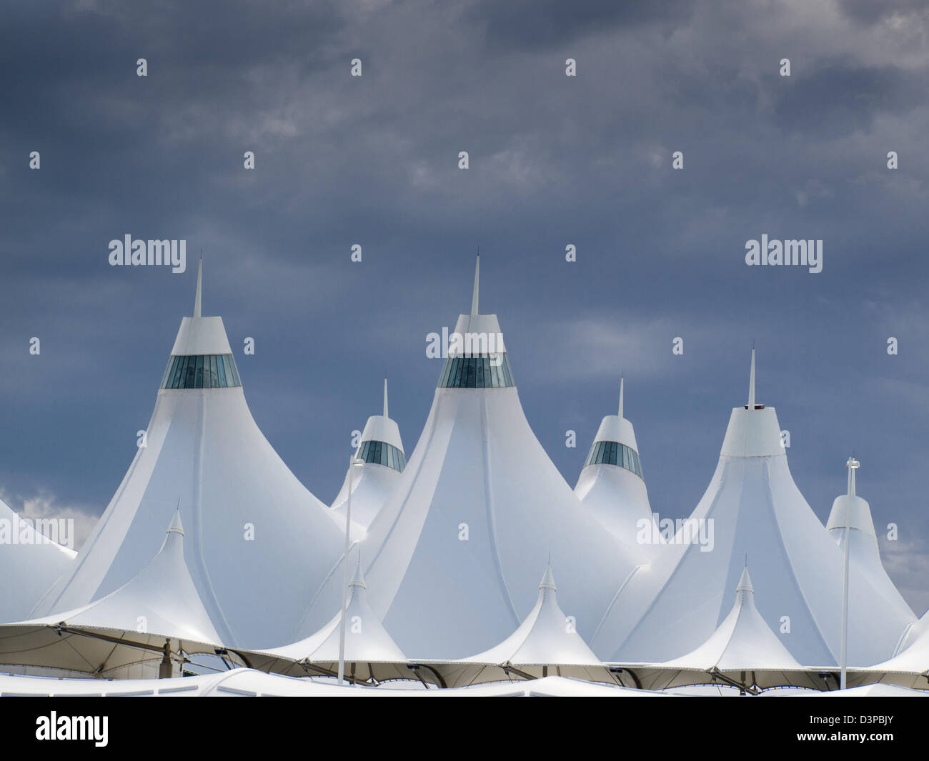 Aeroporto Internazionale di Denver ben noto per tetto a falde. Design del tetto è riflettere montagne innevate. Foto Stock