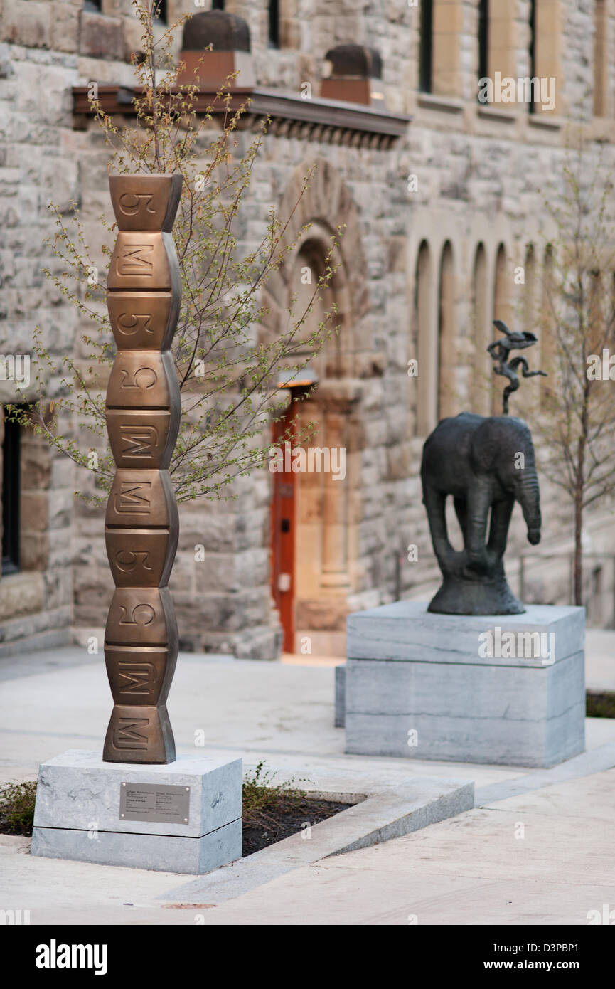 Arte pubblica, statue e sculture intorno al museo di belle arti / Musée des Beaux Arts, il centro cittadino di Montreal, Quebec, Canada Foto Stock
