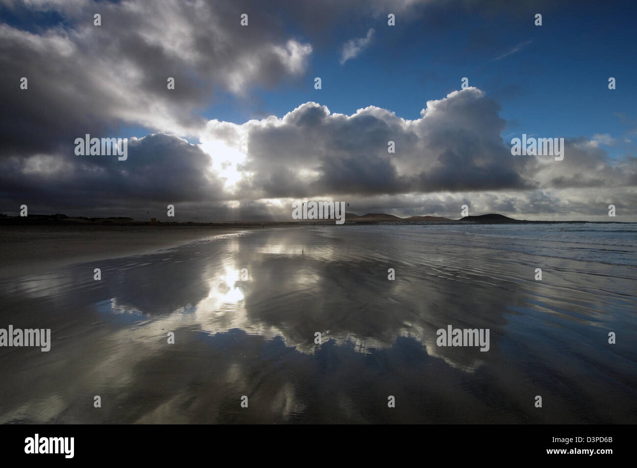 Caleta de Famara spiaggia al tramonto, Lanzarote, Isole canarie, Spagna Foto Stock