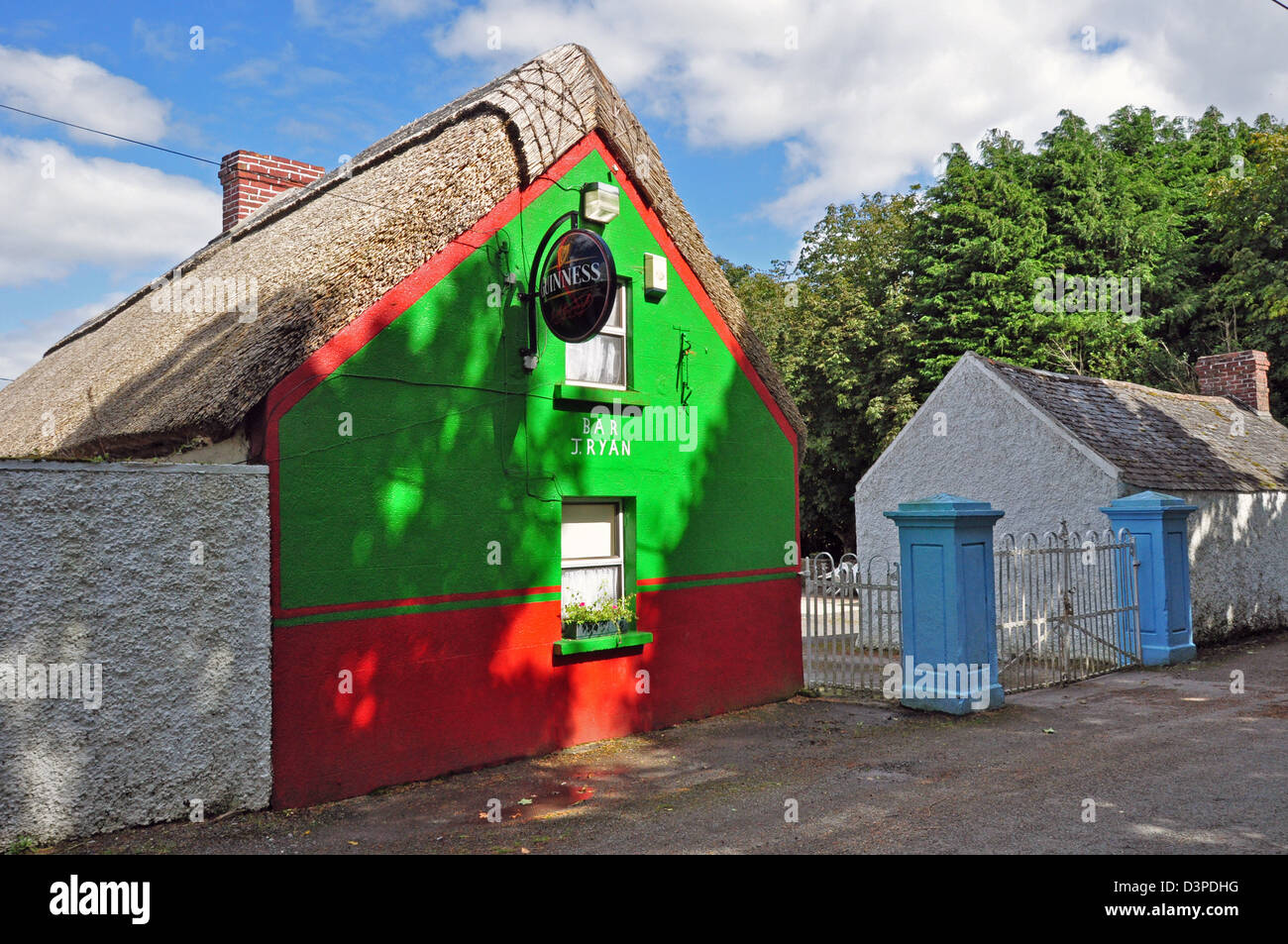 Un dipinto luminosamente pub di campagna in Irlanda rurale Foto Stock