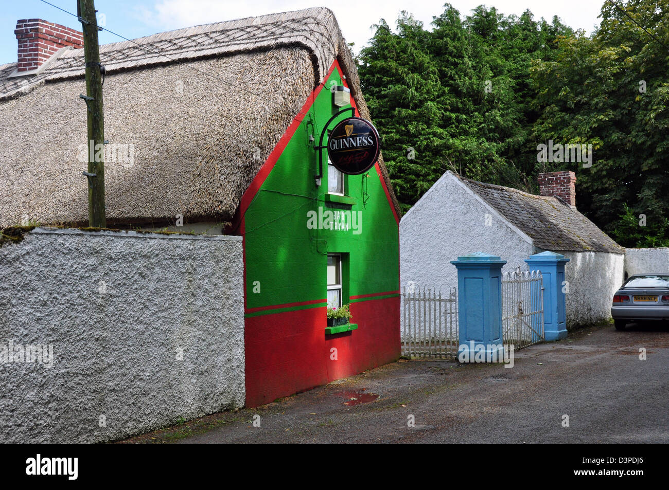 Un dipinto luminosamente pub di campagna in Irlanda rurale Foto Stock