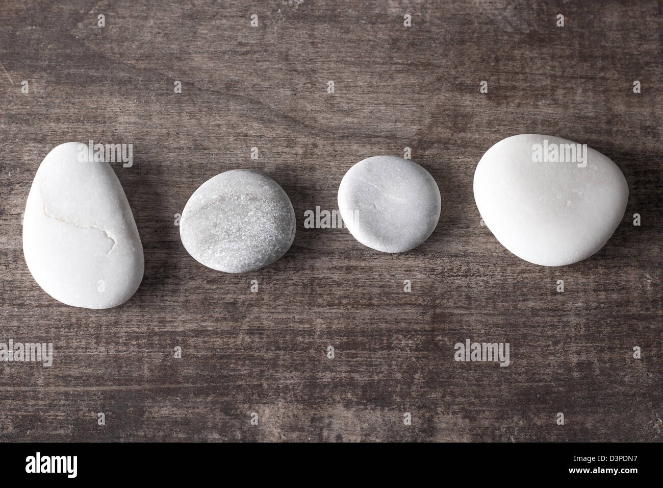 In prossimità dei quattro rocce zen sul vecchio tavolato in legno Foto Stock