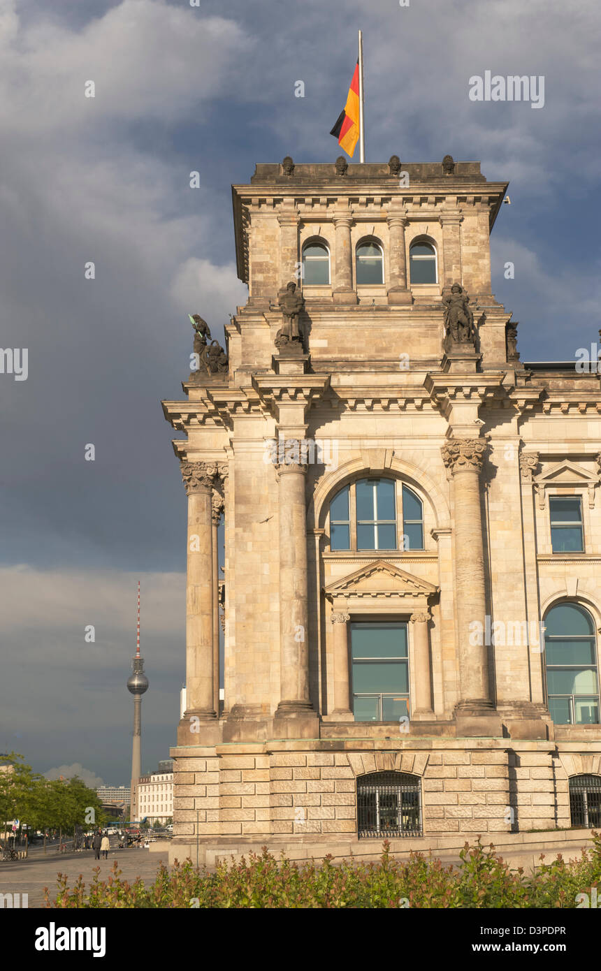 Il Reichstag di Berlino in prima serata la luce Foto Stock