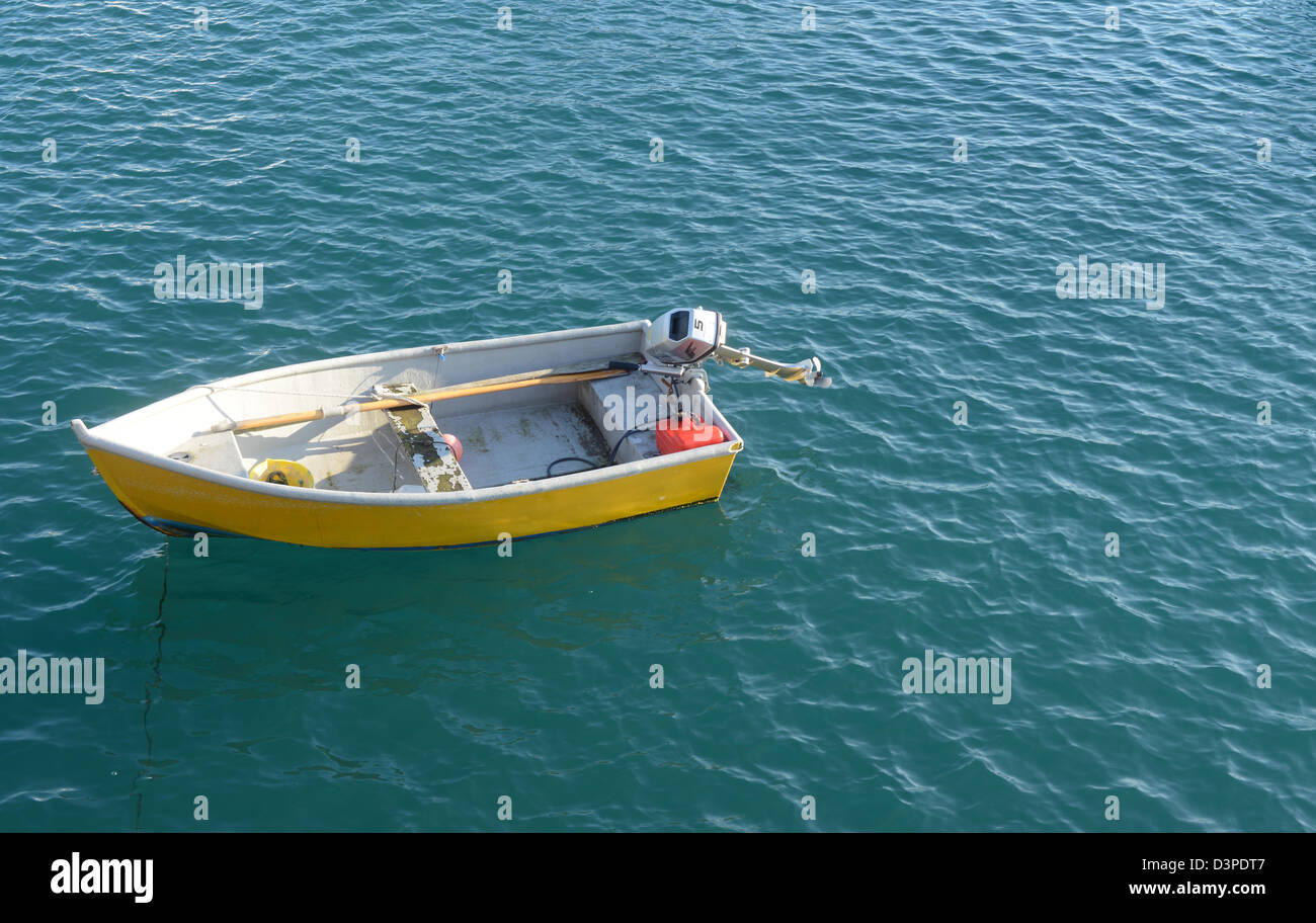 Piccola barca a remi con motore fuoribordo ormeggiato a St Peter Port  Guernsey Foto stock - Alamy