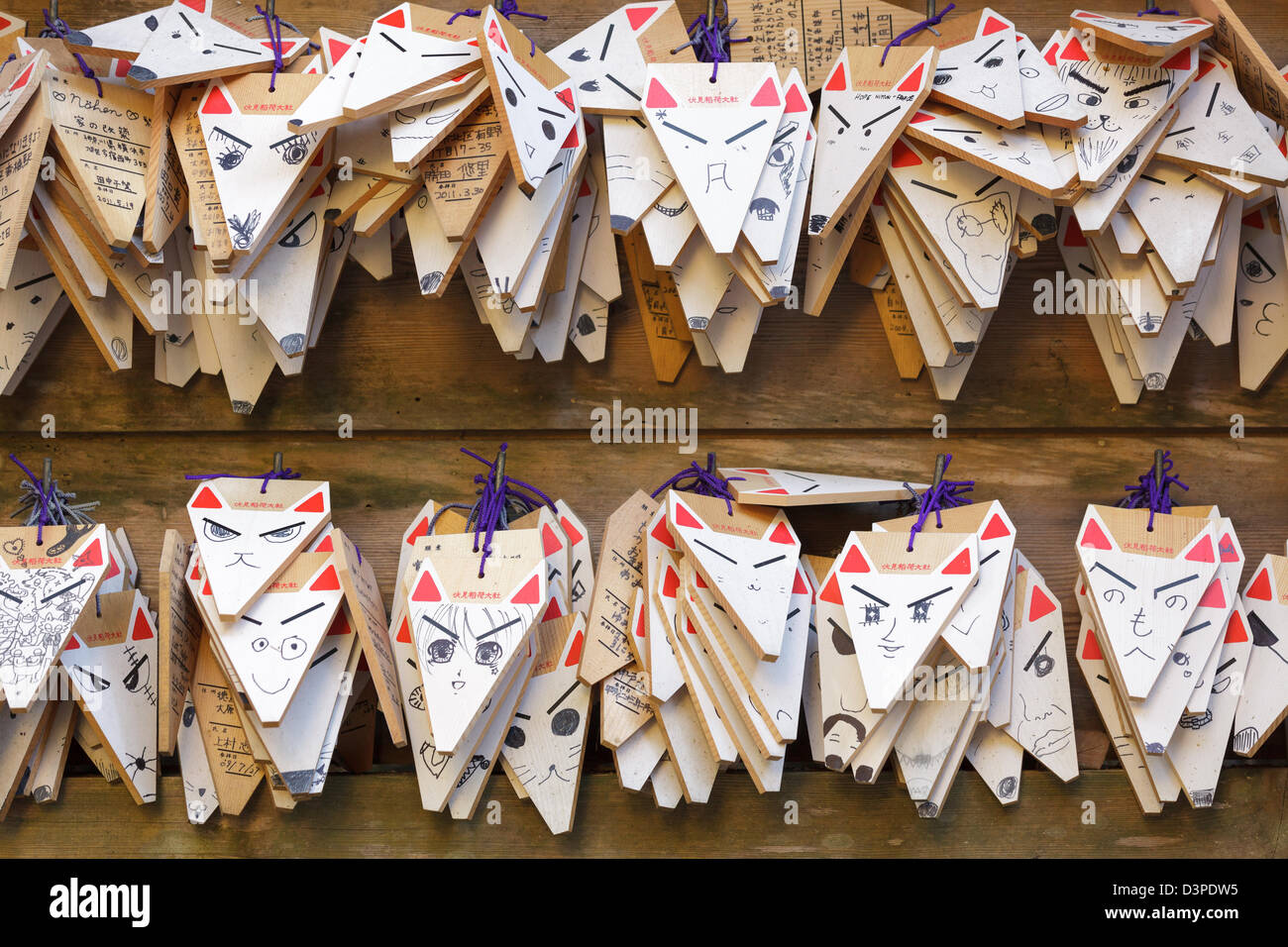 Preghiera di legno pannelli con Kitsune, fox messenger , e altri simboli religiosi, Fushimi Inari Taisha, Kyoto, Giappone Foto Stock