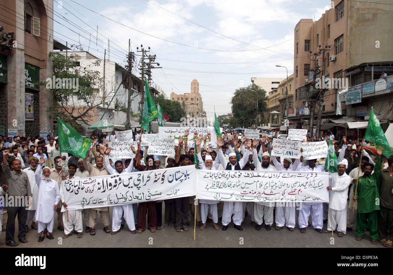 Il pakistan. Il 22 febbraio 2013. Gli attivisti del Sunni Ittehad Consiglio chant slogan contro la violenza settaria a Karachi e Quetta e sbattendo la bomba sul convoglio di Peer di Qambar, Ghulam Hussain Shah in Jacobabad, durante una manifestazione di protesta al di fuori Jama Masjid Memon, a M.A Jinnah Road a Karachi il Venerdì, 22 febbraio 2013. Credito: Asianet-Pakistan / Alamy Live News Foto Stock