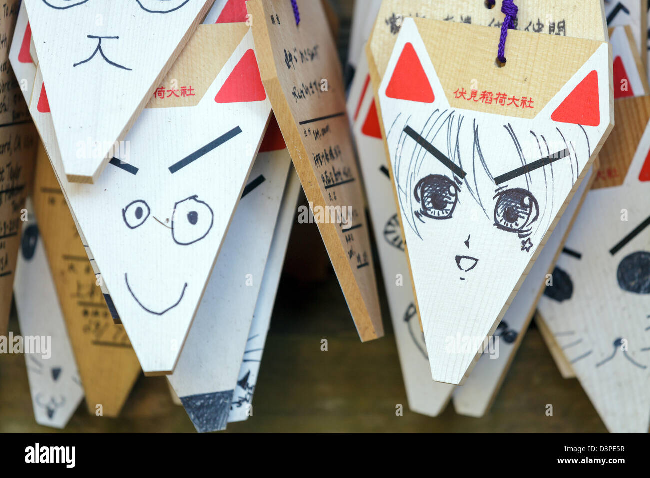 Preghiera di legno pannelli con Kitsune, fox messenger , e altri simboli religiosi, Fushimi Inari Taisha, Kyoto, Giappone Foto Stock