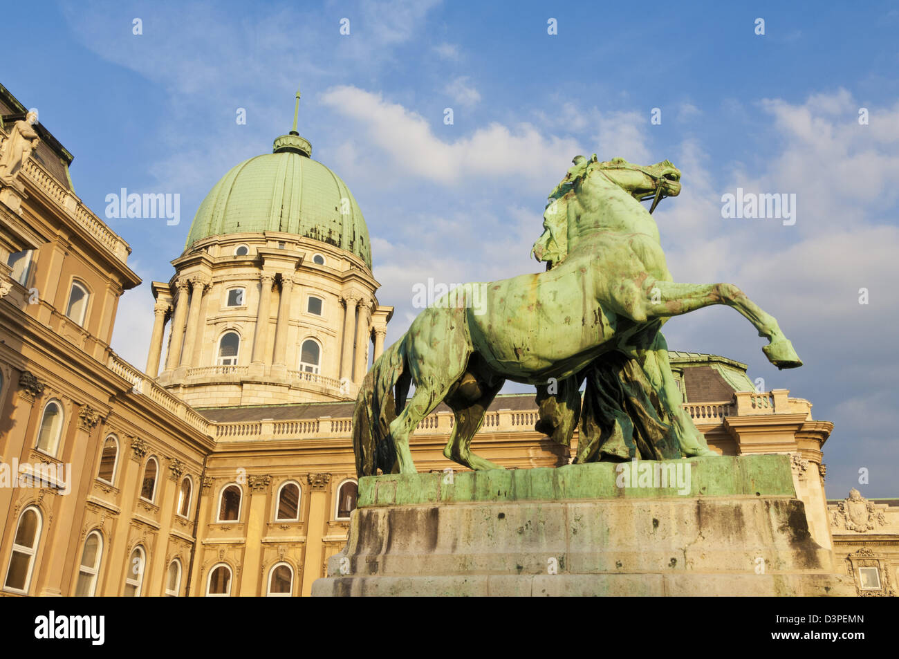 Statua equestre di Vastagh György Buda Castle Galleria Nazionale Ungherese di Budapest, Ungheria, Europa UE Foto Stock