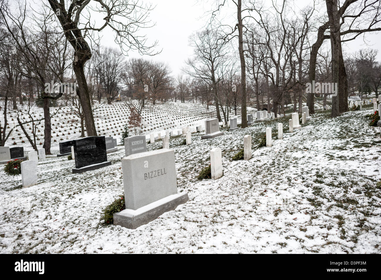 ARLINGTON, Virginia: Una coperta di neve leggera copre i terreni e le lapidi del cimitero nazionale di Arlington. Il cimitero militare, istituito durante la guerra civile, contiene oltre 400.000 tombe. L'accumulo di neve crea una scena tranquilla attraverso le colline ondulate del santuario nazionale. Foto Stock