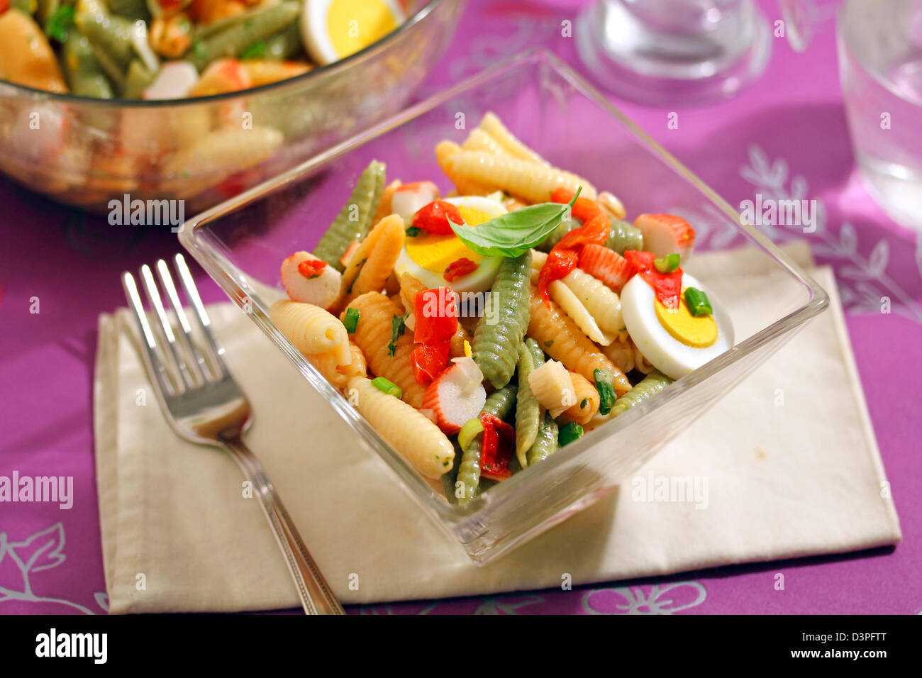 I gusci di pasta con insalata di basilico. Ricetta disponibile. Foto Stock