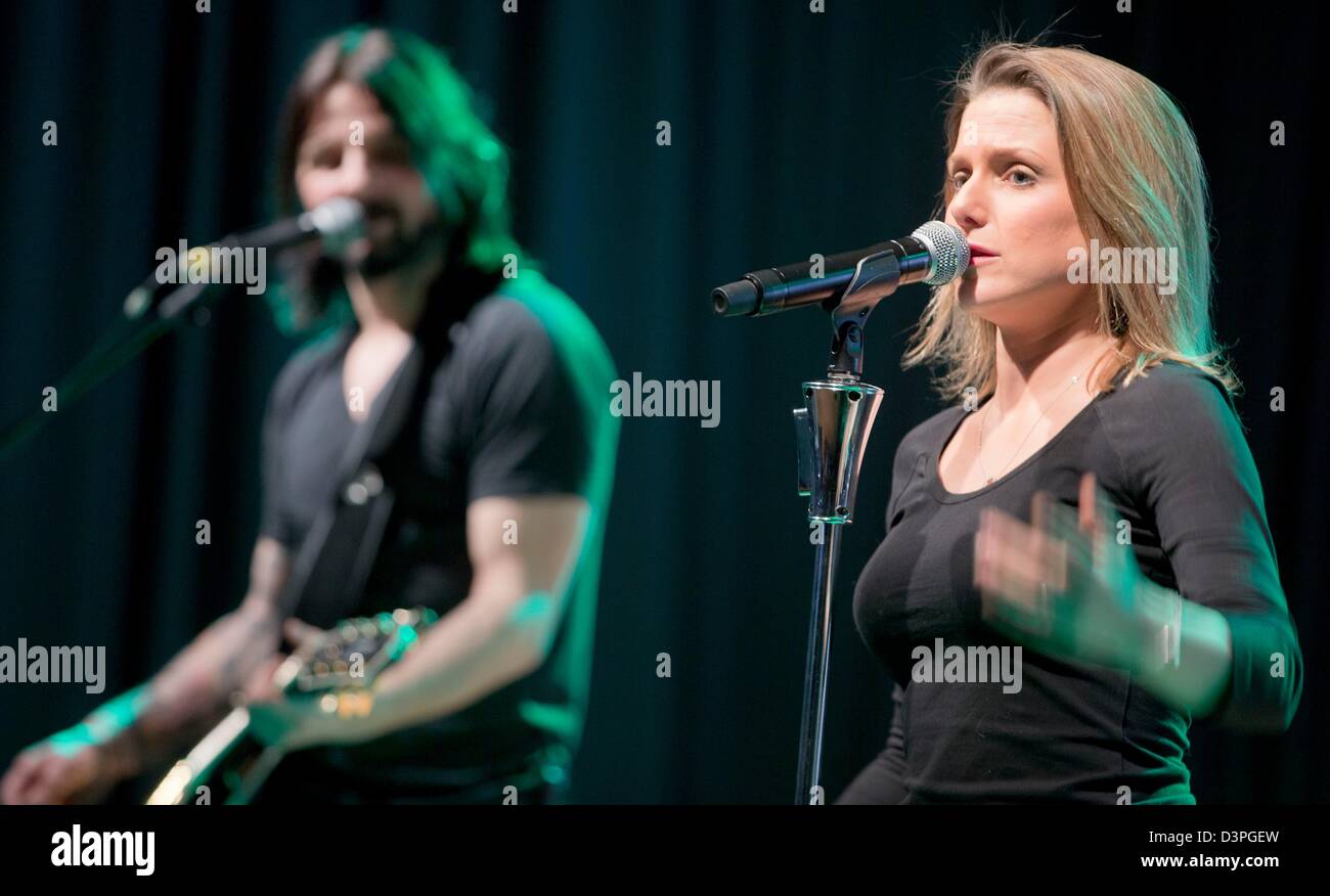 Il cantante Jeanette Biedermann (R) e la sua band si svolgono su un palcoscenico durante l'avvio della campagna "scuole e DRK' ad alta scuola Friedericianum a Schwerin (Germania), 22 febbraio 2013. Biedermann è stata una DRK ambasciatore per molti anni. Croce Rossa tedesca (DRK) intende rafforzerebbe la loro presenza presso le scuole con la loro nuova offerta formativa 'Scuola e DRK. Come intelligente è che l'. Foto: Jens BUETTNER Foto Stock