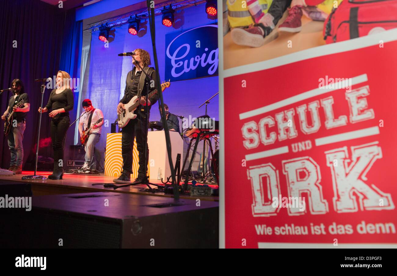 Il cantante Jeanette Biedermann (C) e la sua band si svolgono su un palcoscenico durante l'avvio della campagna "scuole e DRK' ad alta scuola Friedericianum a Schwerin (Germania), 22 febbraio 2013. Biedermann è stata una DRK ambasciatore per molti anni. Croce Rossa tedesca (DRK) intende rafforzerebbe la loro presenza presso le scuole con la loro nuova offerta formativa 'Scuola e DRK. Come intelligente è che l'. Foto: Jens BUETTNER Foto Stock