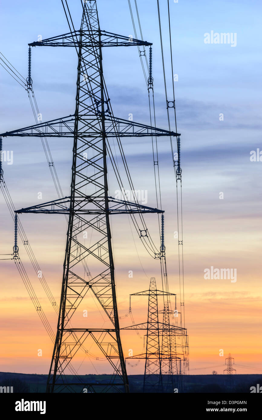 Un traliccio di elettricità della rete nazionale del Galles al tramonto Foto Stock