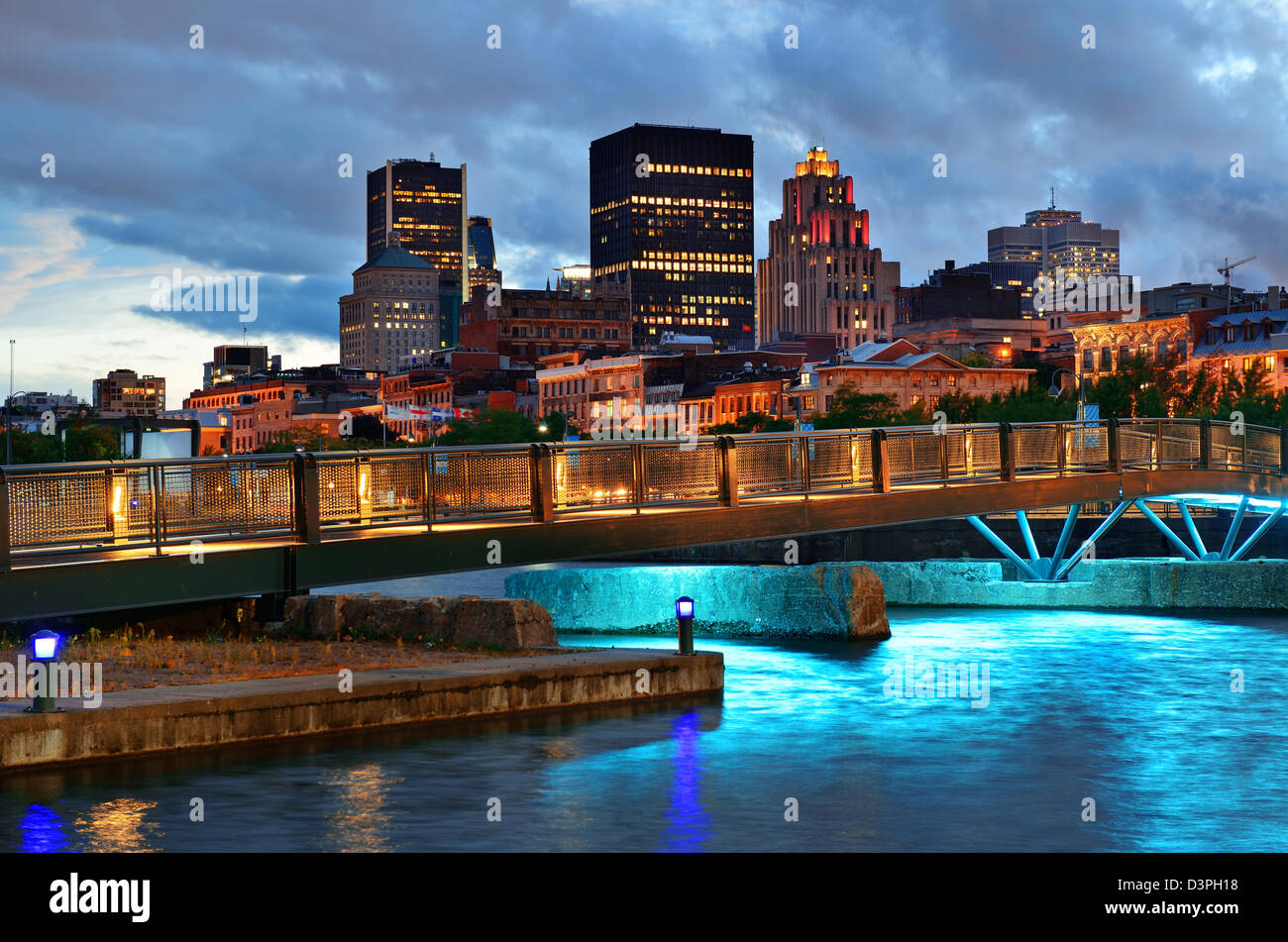 Architettura antica al tramonto su strada nella vecchia Montreal in Canada Foto Stock