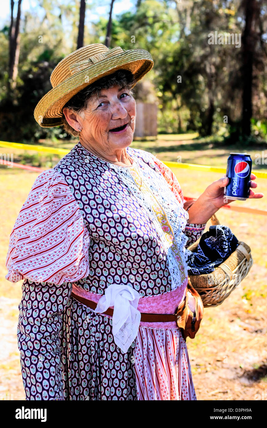 Donna Pioneer attrice bere Pepsi durante una pausa dalla vita di un evento cronologia Foto Stock