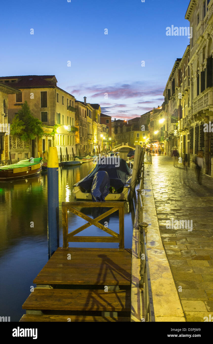 Le barche e gli edifici di notte lungo la Fondamenta Minotto nel quartiere di Santa Croce di Venezia Foto Stock