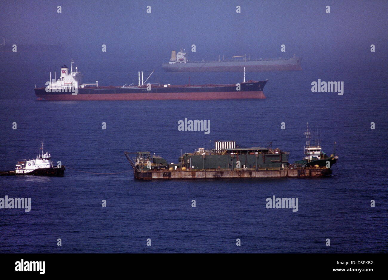 Olio supertankers e merchant marine Navi n l'ancoraggio di Fujairah, UAE, appena fuori dallo stretto di Hormuz nell'oceano indiano. Foto Stock