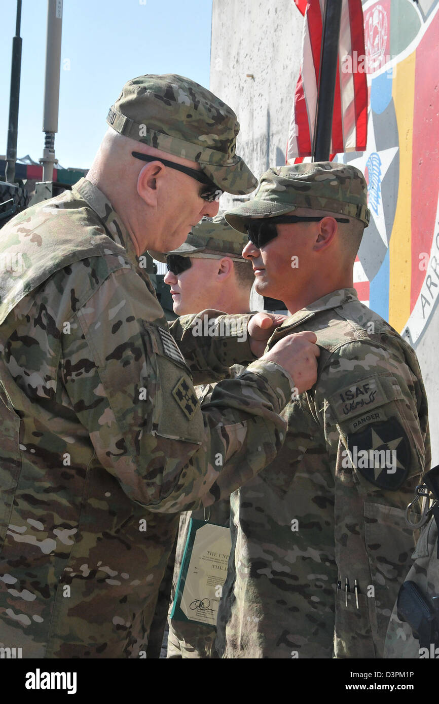 Noi gen. Raymond odierno, il Capo di Stato Maggiore dell esercito, perni 1Lt. Christopher Villarreal con un combat badge Fante Febbraio 22, 2013 in avanti una base operativa Masum Ghar, Afghanistan. Foto Stock