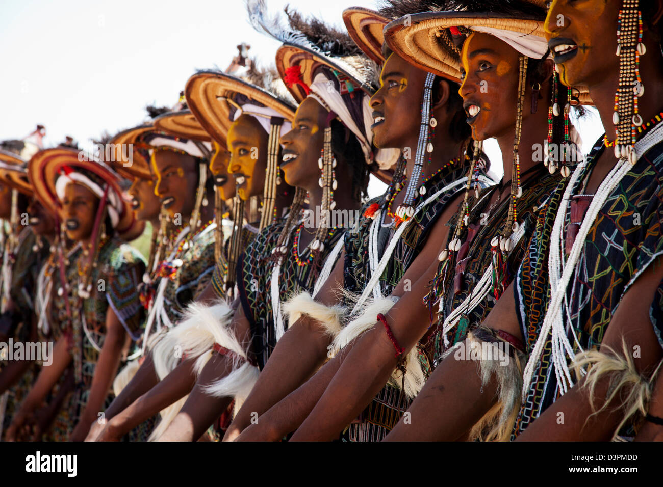 Wodaabe uomini danzano al festival di Gerewol vicino Ingal, Nothern Niger Foto Stock