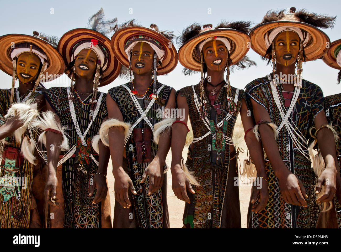 Wodaabe uomini danzano al festival di Gerewol vicino Ingal, Nothern Niger Foto Stock